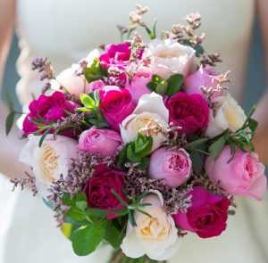 С какими цветами сочетаются розы в букете: грамотное сочетание, советы флористов, фото